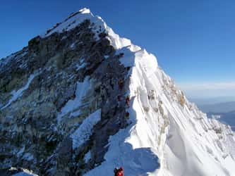 Le mont Everest suscite la fascination et possède son lot de mystères. Ici, des alpinistes gravissent la montagne depuis la face sud. © CC BY-SA 4.0, Magenta Green