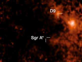 D9 est la première paire d’étoiles jamais découverte près de Sagittarius A*, le trou noir supermassif au centre de la Voie lactée. Cette image montre D9 observé une raie d’émission de l’hydrogène par l’instrument Sinfoni du Very Large Telescope de l’ESO. L’instrument fournit un spectre pour chaque pixel ; au fil des années, on a constaté que l’émission autour de D9 oscillait périodiquement vers les longueurs d’ondes rouges et bleues, ce qui a révélé que D9 est en fait deux étoiles en orbite l’une autour de l’autre. © ESO/F. Peißker et al.