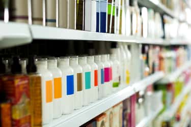Les produits de beauté contiennent de nombreux produits chimiques, dont des phtalates et autres substituts de ces plastifiants. © IStock