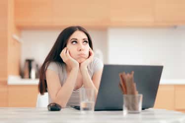Afin de décrypter le comportement de procrastination, une équipe de recherche a mené une étude auprès de 51 participants. © nicoletaionescu, Adobe Stock