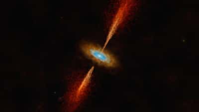 Cette vue d'artiste montre le système HH 1177, situé dans le Grand Nuage de Magellan, une galaxie voisine de la nôtre. Le jeune et massif objet stellaire, qui brille au centre, collecte la matière d’un disque poussiéreux tout en l'expulsant dans de puissants jets. Grâce à l'Atacama Large Millimeter/submillimeter Array (Alma), dont l'ESO est partenaire, une équipe d'astronomes a réussi à trouver des preuves de la présence de ce disque en observant sa rotation. C’est la première fois qu’un disque autour d’une jeune étoile – le type de disque identique à ceux formant les planètes de notre propre Galaxie – est découvert dans une autre galaxie. © ESO/M. Messager de Korn