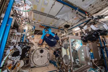 La Saoudiènne Rayyanah Barnawi flottant dans la Station spatiale internationale. © SSC, Nasa