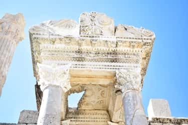 Élément d'architecture dans l’ancienne ville antique de Sagalassos, site archéologique important en Turquie. © Gulnaz, Adobe Stock