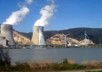 La centrale nucléaire de Cruas, dans la région viticole du Rhône Coteaux du Tricastin, l'une des plus soumises aux aléas climatiques, sécheresse et canicule. © Jean-Louis Zimmermann, Wikimedia Commons, CC BY 2.0 