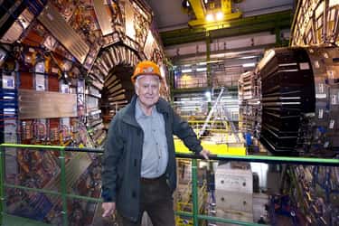 Peter Higgs devant CMS, l'un des détecteurs de particules géants du LHC au Cern.  © Maximilien Brice 01