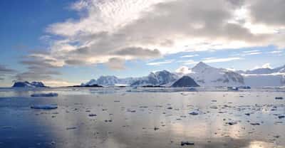 Le glacier Cadman termine sa course dans la mer – comme celui présenté ici pour illustration – quelque part à l’ouest de la péninsule Antarctique. C’est probablement ce qui a causé sa perte si rapide, estiment des glaciologues de l’université de Leeds (Royaume-Uni). © Anna Hogg, Université de Leed