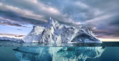 Les blocs de glace qui se détachent en Antarctique en raison du réchauffement climatique génèrent des tsunamis sous-marins. © the_lightwriter, Adobe Stock