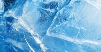 La nouvelle glace amorphe créée par les chercheurs pourrait exister sur les mondes glacés du Système solaire. © Leonid Ikan, Adobe Stock