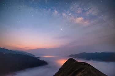 Le terminateur terrestre est la zone à la limite entre la face éclairée et la face dans l'ombre. Cette zone pourrait présenter des conditions climatiques favorables sur les exoplanètes orbitant autour de naines de type M et qui ne présentent toujours que la même face à leur étoile. © VietDung, Adobe Stock