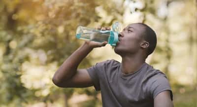 L’eau pour s’hydrater, c’est bien, mais alterner avec du thé et du café, c’est encore mieux. © Prostock-studio, Adobe Stock 