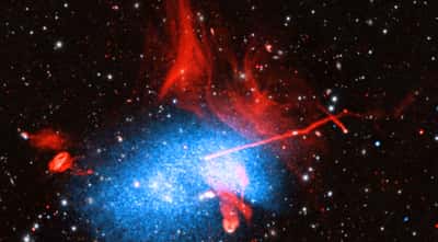 Une image composite en fausses couleurs d'au moins trois amas de galaxies entrant en collision. L'amas de galaxies géant qui en résulte est connu sous le nom d'Abell 2256. © Nasa