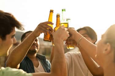 L'alcool ne fait pas bon ménage avec les artères : quelque 655 000 cas d'hypertension artérielle seraient liés à une consommation hebdomadaire d’alcool excessive selon une étude. © Jesus Rodriguez, Getty Images
