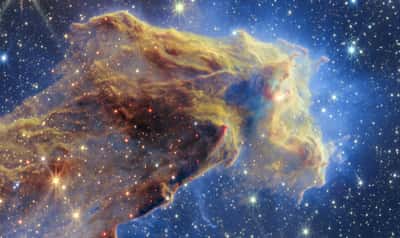 Détail sublime du sommet de l'un des piliers au cœur de la nébuleuse de l'Aigle. La vue perçante de James-Webb nous dévoile ce qui se cache à l'intérieur de ces masses de gaz et de poussière. © Nasa, ESA, CSA, STScI