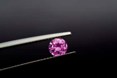 Les diamants roses ne proviennent quasi-exclusivement que d'un seul gisement : la mine d'Argyle en Australie. © Diamon jewelry, Adobe stock