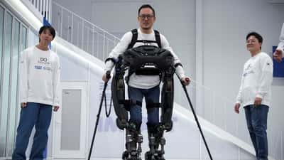 Kim Seung-hwan, qui est paraplégique, marche grâce à un exosquelette qu’il a conçu avec son équipe. © Sebin Choi, Reuters