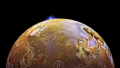 Cette image couleur, acquise en 1997 lors de la neuvième orbite de Galileo autour de Jupiter, montre deux panaches volcaniques sur Io. Un panache a été capturé sur le bord de la lune, signalant une éruption au-dessus d'une caldeira (dépression volcanique) nommée Pillan Patera. Le panache vu par Galileo mesure 140 kilomètres de haut et a également été détecté par le télescope spatial Hubble. Les images couleur ont été fusionnées avec une mosaïque haute résolution d'images acquises dans diverses orbites pour améliorer les détails de la surface. Le nord est en haut de l'image. La résolution est d'environ deux kilomètres par élément d'image. © Nasa, JPL, Université d'Arizona