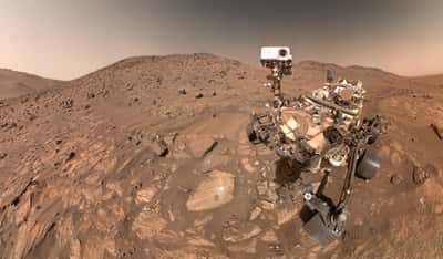 Le rover martien Perseverance de la Nasa a pris ce selfie le 23 juillet 2024, le 1218e jour martien, ou sol, de la mission. À gauche du rover, près du centre de l’image, se trouve le rocher en forme de pointe de flèche surnommé « Cheyava Falls », qui présente des caractéristiques qui pourraient permettre de déterminer si Mars abritait une vie microscopique dans un passé lointain. Le petit trou noir dans la roche est l’endroit où Perseverance a prélevé un échantillon de carotte, qui se trouve maintenant dans un tube à échantillon stocké dans le ventre du rover. La tache blanche à droite du trou est l’endroit où le rover a utilisé un outil d’abrasion pour dégager la surface supérieure, permettant aux instruments scientifiques d’étudier la composition de la roche. Le selfie est composé de 62 images prises par la caméra Watson (Wide Angle Topographic Sensor for Operations and eNgineering) située à l'extrémité du bras robotique du rover. Les images ont été assemblées après avoir été renvoyées sur Terre. © Nasa, JPL-Caltech, MSSS