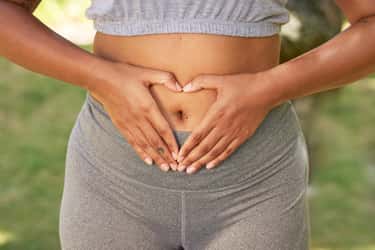 Certaines applications mobile, comme « Stool Tracker » et « Iron Tracker » peuvent accompagner pour prendre soin de sa santé digestive au quotidien. © Meeko Media, Adobe Stock
