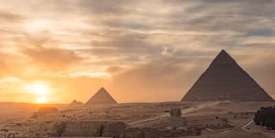 Les pyramides de Gizeh font partie d'un long alignement situé aujourd'hui en zone désertique et non en bordure de Nil. © kanuman, Adobe Stock