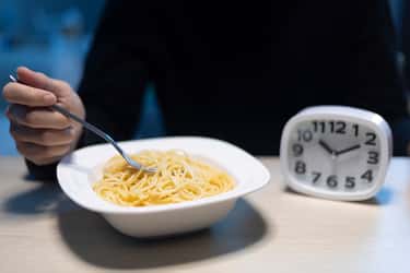 Manger à des heures tardives ne serait pas bon pour la santé selon une étude récente. © Pixelated 275, Adobe Stock
