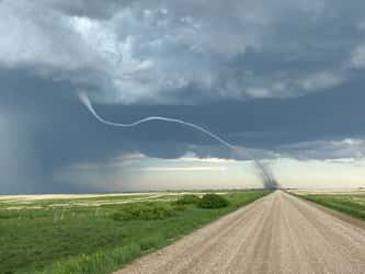Une tornade lasso photographiée au Saskatchewan (Canada) en juin 2021. © Neil Serfas