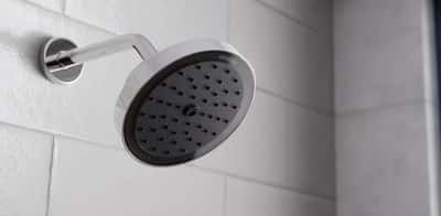 Cette tête de douche intelligente réduit automatiquement le débit quand personne n’est en dessous. © Oasense