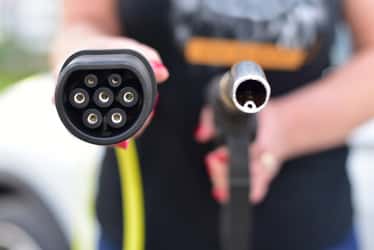 Que révèle ce paradoxe des voitures électriques changées 4 fois plus souvent que les voitures à essence ? © Algre, iStock