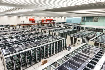 Le centre de calcul du Cern, un haut lieu du HPC (High-Performance Computing), c'est-à-dire du « calcul à haute performance » avec des superordinateurs. Sans lui, la découverte du boson de Brout-Englert-Higgs aurait été impossible. © Sophia Elizabeth Bennett, Cern Le centre de calcul du Cern, un haut lieu du HPC (High-Performance Computing), c'est-à-dire du « calcul à haute performance » avec des superordinateurs. Sans lui, la découverte du boson de Brout-Englert-Higgs aurait été impossible. © Sophia Elizabeth Bennett, Cern