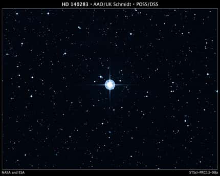 Cette image a été prise à l’Anglo-Australian Observatory (AAO) avec un filtre bleu. Elle est extraite du Digitized Sky Survey (DSS, traduisible par « relevé du ciel numérisé »), une version électronique de plusieurs atlas photographiques du ciel. Le DSS ne doit pas être confondu avec le Sloan Digital Sky Survey (SDSS). L'image montre HD 140283, la plus vieille étoile connue actuellement et qui est située à seulement 190,1 années-lumière de la Terre. © Digitized Sky Survey (DSS), STScI/AURA, Palomar/Caltech, UKSTU/AAO Cette image a été prise à l’Anglo-Australian Observatory (AAO) avec un filtre bleu. Elle est extraite du Digitized Sky Survey (DSS, traduisible par « relevé du ciel numérisé »), une version électronique de plusieurs atlas photographiques du ciel. Le DSS ne doit pas être confondu avec le Sloan Digital Sky Survey (SDSS). L'image montre HD 140283, la plus vieille étoile connue actuellement et qui est située à seulement 190,1 années-lumière de la Terre. © Digitized Sky Survey (DSS), STScI/AURA, Palomar/Caltech, UKSTU/AAO