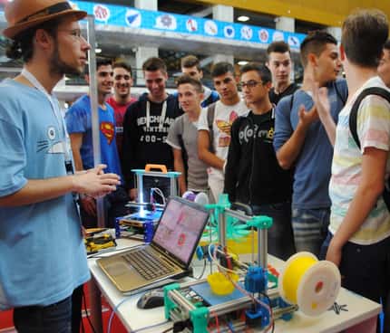 ghParmi les 200 exposants provenant de toute l'Europe et rassemblés à Rome pour ce premier Maker Faire d'envergure, les Français étaient une quinzaine. Parmi les créateurs d'objets connectés ou animés par des cartes électroniques Arduino, deux fabricants d'imprimantes 3D pliables se sont distingués. © Sylvain Biget, Futura-Sciences ghParmi les 200 exposants provenant de toute l'Europe et rassemblés à Rome pour ce premier Maker Faire d'envergure, les Français étaient une quinzaine. Parmi les créateurs d'objets connectés ou animés par des cartes électroniques Arduino, deux fabricants d'imprimantes 3D pliables se sont distingués. © Sylvain Biget, Futura-Sciences