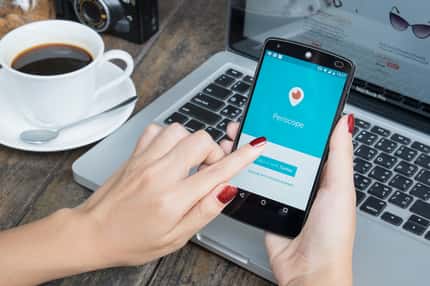 Avec l’application gratuite Periscope, un smartphone suffit pour créer sa chaîne de télévision Web personnelle. © Prathan Chorruangsak, Shutterstock Avec l’application gratuite Periscope, un smartphone suffit pour créer sa chaîne de télévision Web personnelle. © Prathan Chorruangsak, Shutterstock