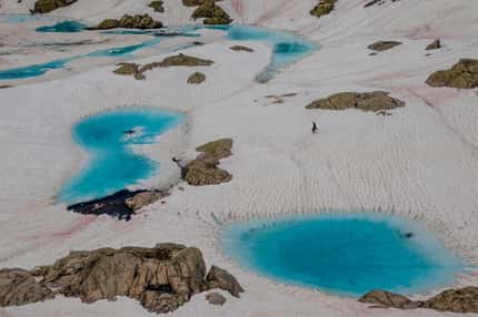 « En route pour l’exploration d’un lac de montagne. Dans les lacs de haute montagne, les conditions de vie sont extrêmes. Gelées la majeure partie de l’année, leurs eaux ne se libèrent de l’emprise de la glace que le temps d’un court été. »© Rémi Masson, tous droits réservés « En route pour l’exploration d’un lac de montagne. Dans les lacs de haute montagne, les conditions de vie sont extrêmes. Gelées la majeure partie de l’année, leurs eaux ne se libèrent de l’emprise de la glace que le temps d’un court été. »© Rémi Masson, tous droits réservés