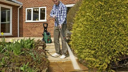Façade, escalier, terrasse, véhicule…, le nettoyeur haute pression est un allié précieux pour les travaux d’entretien en extérieur. Il peut aussi décaper les peintures, dérouiller les métaux ferreux, déboucher les canalisations engorgées. Certains modèles délivrent en plus de l’eau chaude. © Bosch Façade, escalier, terrasse, véhicule…, le nettoyeur haute pression est un allié précieux pour les travaux d’entretien en extérieur. Il peut aussi décaper les peintures, dérouiller les métaux ferreux, déboucher les canalisations engorgées. Certains modèles délivrent en plus de l’eau chaude. © Bosch