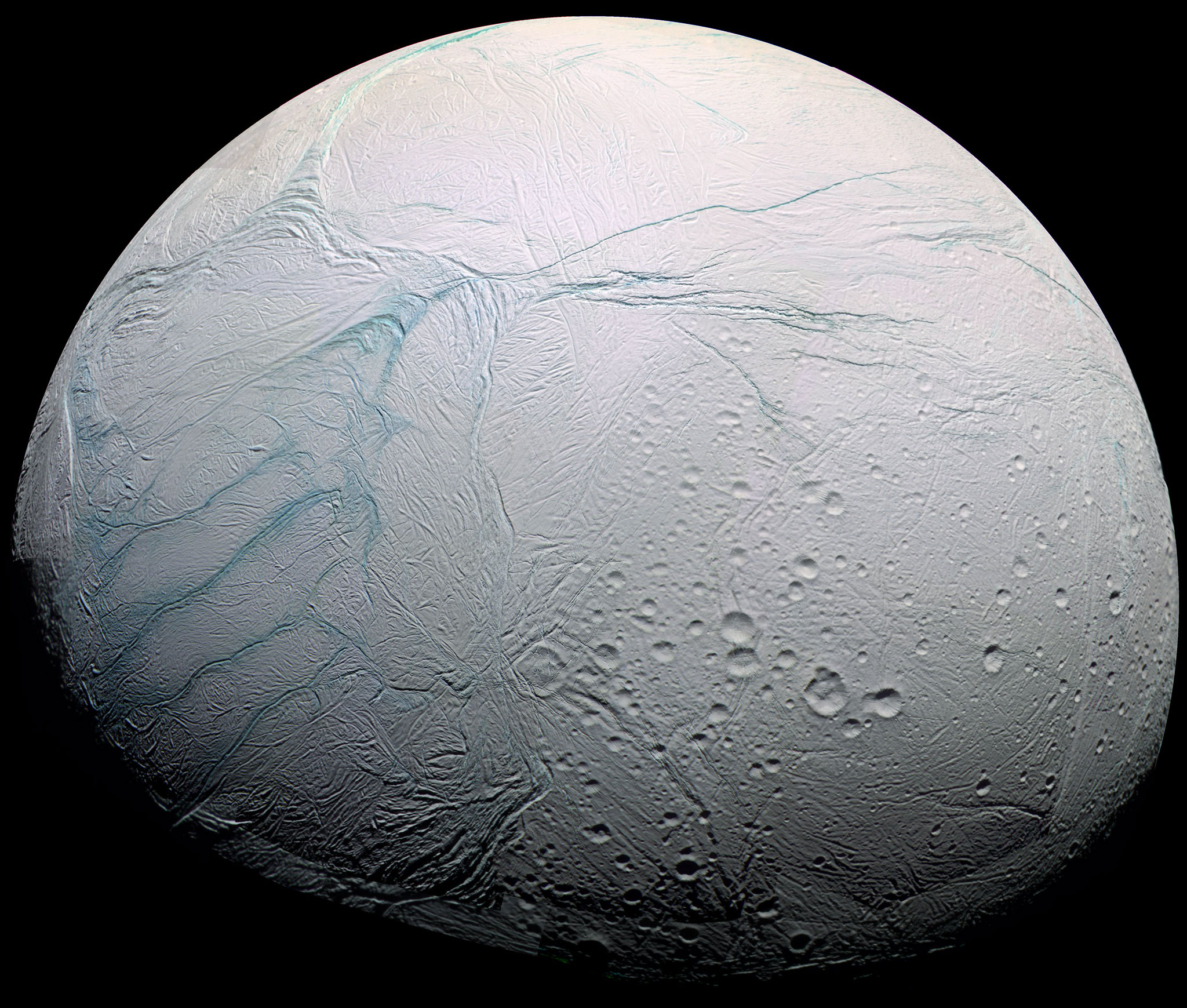 La lune Encelade photographiée par Cassini. Selon un nouveau modèle, l’épaisseur de la banquise de ce satellite de Saturne de 500 km de diamètre atteint 35 km au niveau de son équateur et moins de 5 km dans la région active du pôle sud (rayures à gauche sur l'image) où sont observés des geysers. © Nasa, ESA, JPL, Cassini Imaging Team, SSI