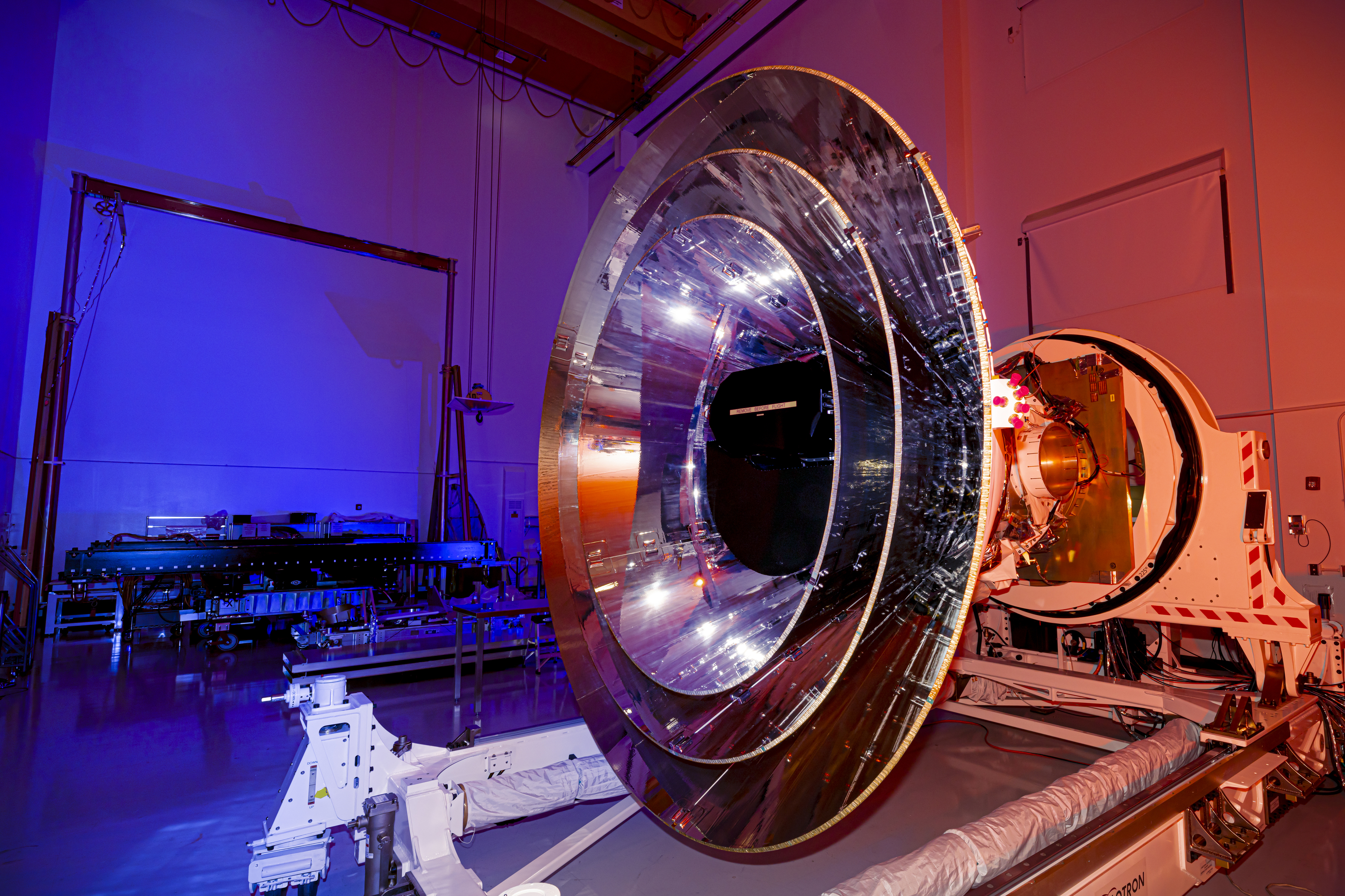 Intégration et test de Spherex en salle blanche. Les cônes qui entourent le chemin optique le protège de photos venant de côté. © BAE Systems