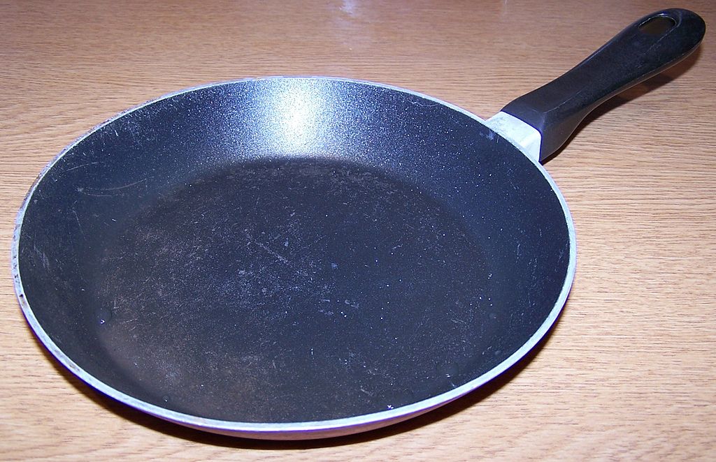 Le fluor entre dans la composition du Teflon, un matériau antiadhésif notamment utilisé comme revêtement dans les ustensiles de cuisine. © Lcarsdata, Wikimedia Commons, GNU 1.2