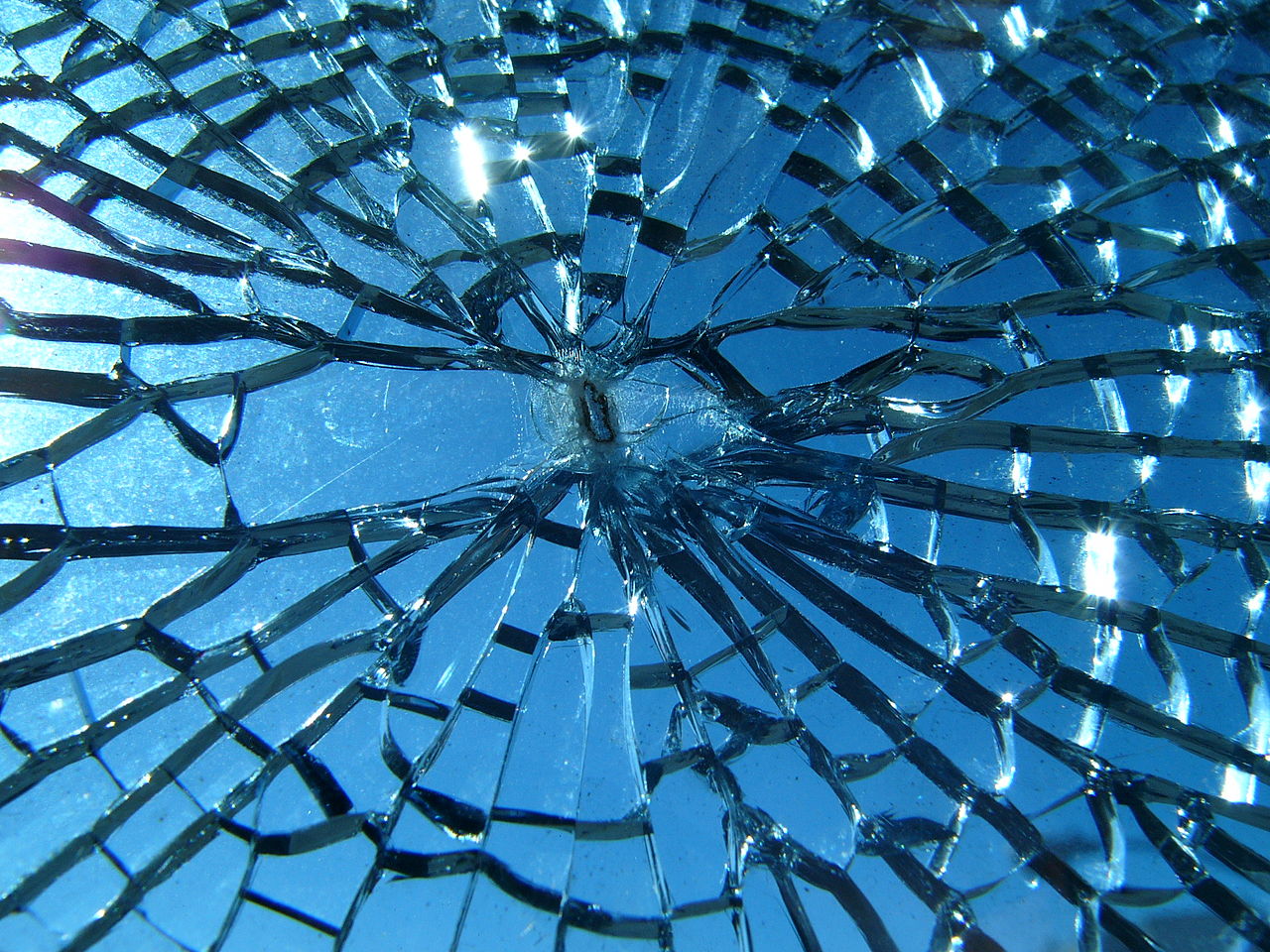 Le verre casse facilement. Un jour, ce ne sera peut-être plus le cas : des chercheurs ont réussi à rendre du verre plus résistant en y créant des microfissures. © Jef Poskanzer, Flickr, cc by sa 2.0