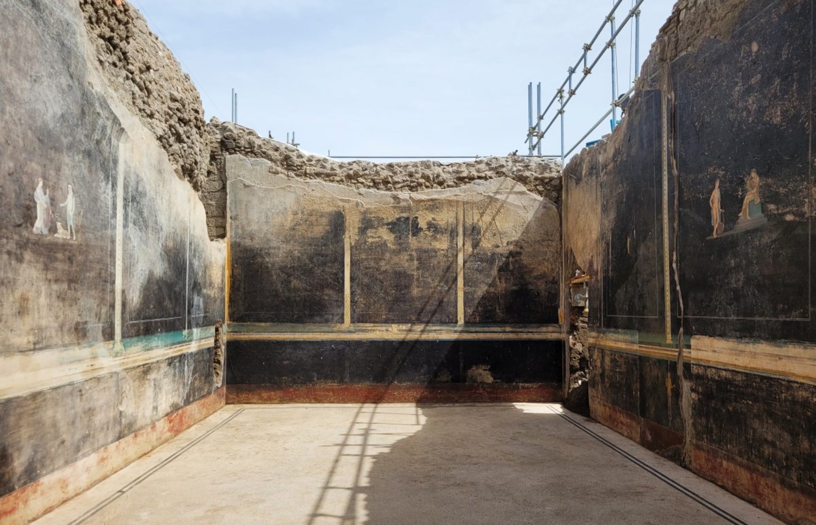 La salle de banquet dans laquelle les nouvelles fresques ont été découvertes est composée de murs noirs, mettant en exergue les représentations. © Parc archéologique de Pompéi