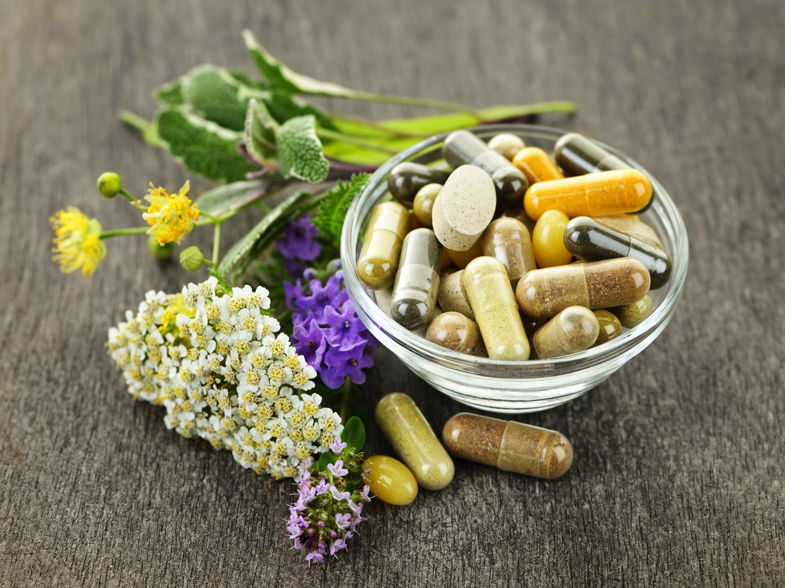Certains compléments alimentaires à base de plantes ont des effets proches des médicaments sans être aussi bien encadrés. © Elenathewise / IStock.com