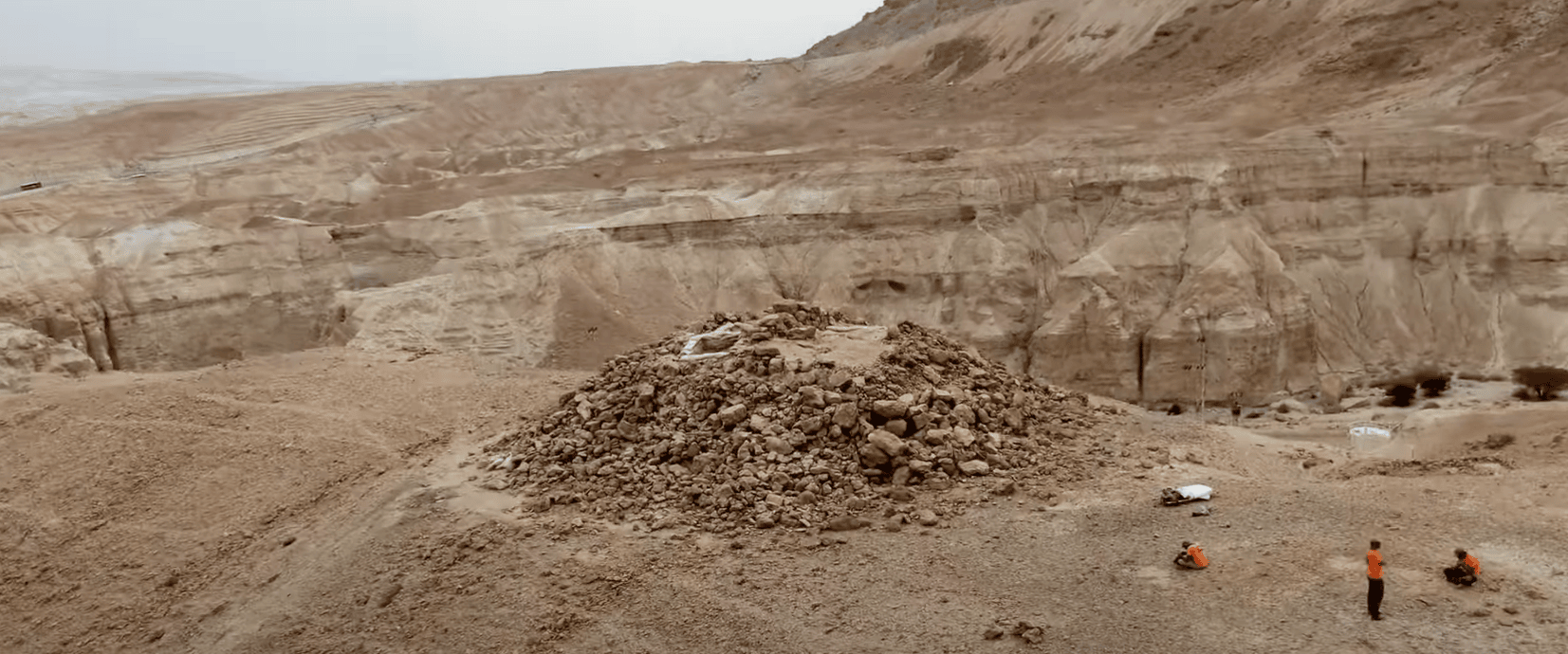 Cette structure pyramidale dans le désert de Judée intrigue les ...