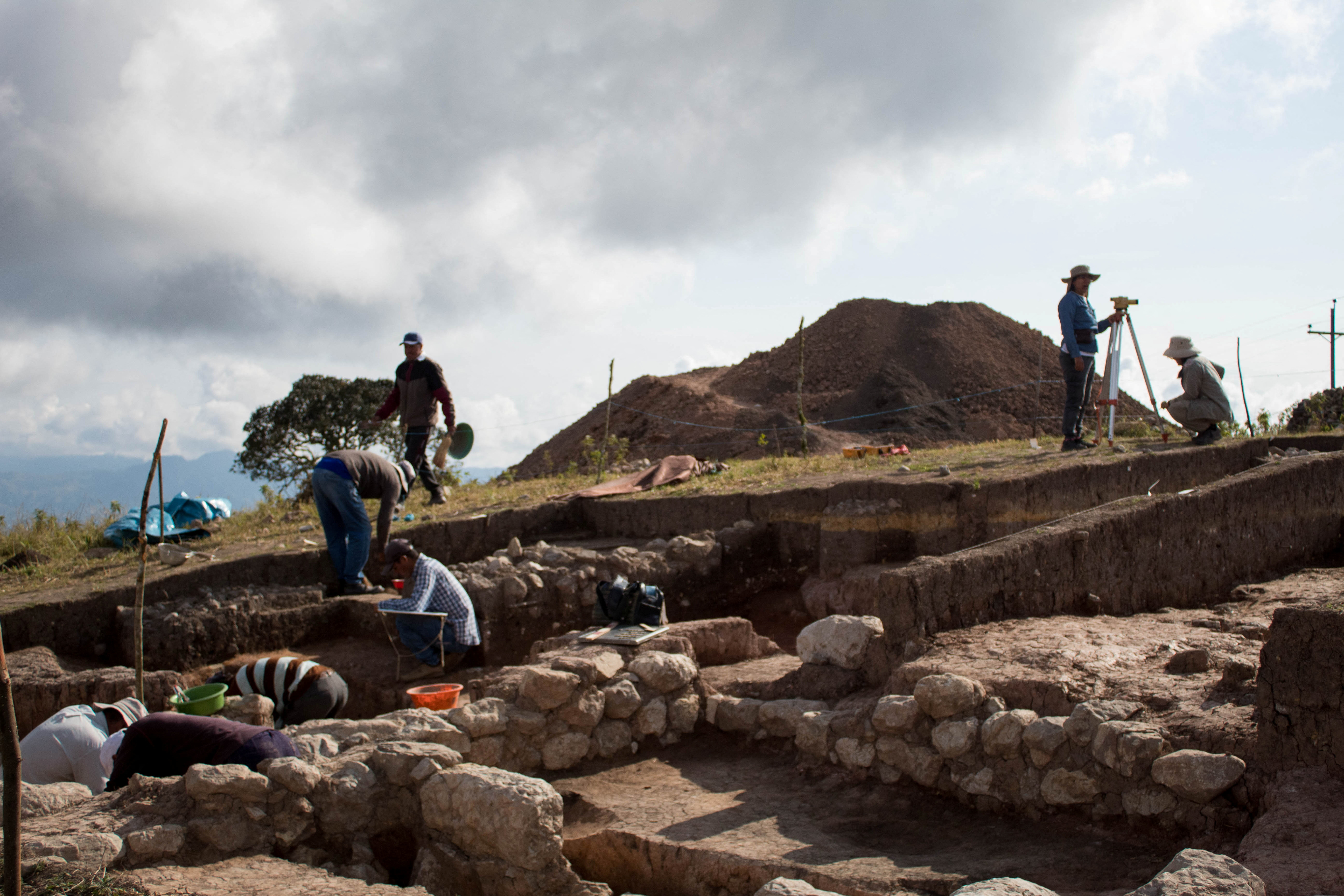 Des archéologues s'affairent à étudier le site précolombien de Pacopampa, au nord-ouest du Pérou. © Ministère de la Culture du Pérou