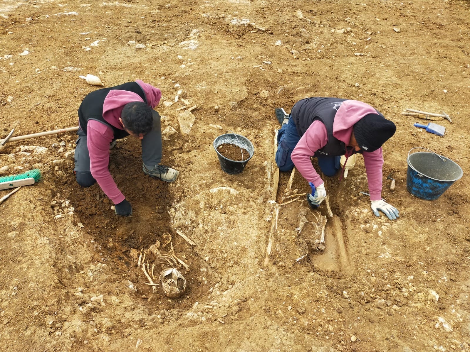 Les archéologues s'appliquent à fouiller une nécropole antique à quelques kilomètres de la ville de Tarquinia, en Italie. © Soprintendenza Archeologia Belle Arti Paesaggio Etruria Meridionale 