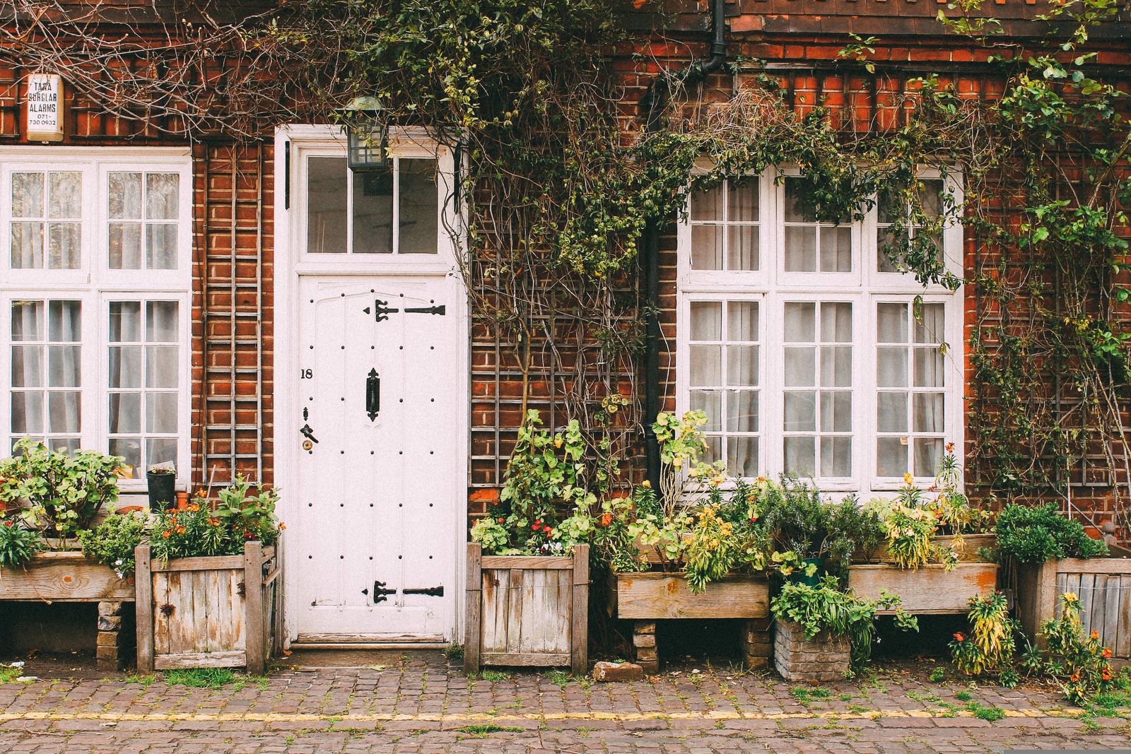 Une maison bien fermée repousse les cambrioleurs. © StockSnap, Pixabay