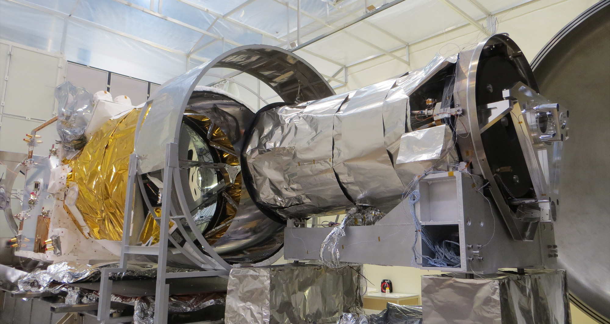 Le satellite ADM-Aeolus, au Centre spatial de Liège, prêt à entrer dans la cuve Focal5, à l'intérieur de laquelle il subira ses essais de vide thermique. © ESA