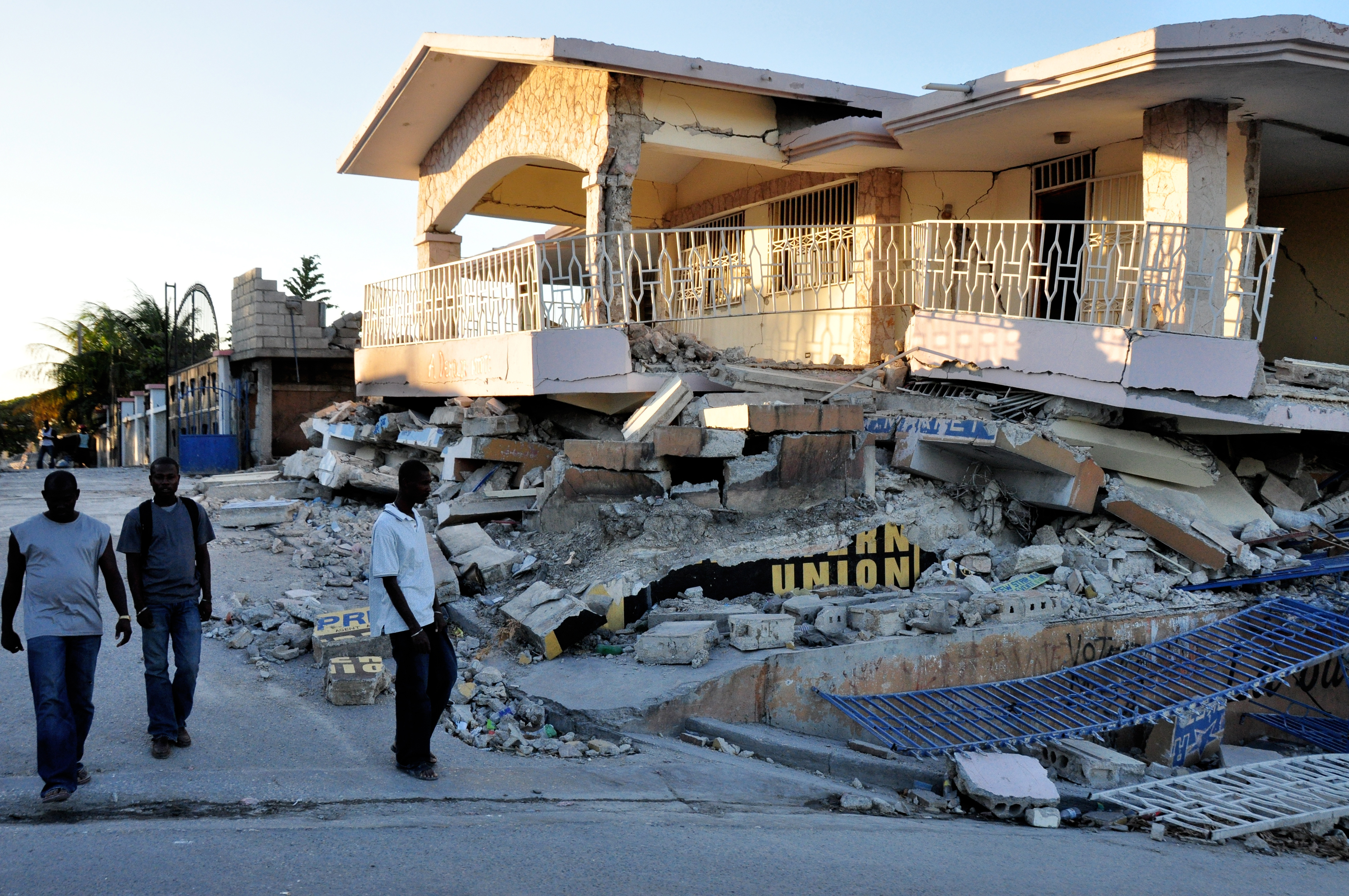 Civils haïtiens dans une rue dévastée par le séisme du 12 janvier 2010, d'une magnitude de 7,3. © FrankBirds, Adobe Stock