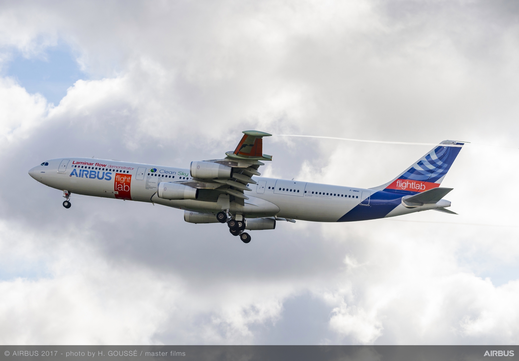 Sur cet Airbus A340 expérimental, les extrémités des ailes ont été remplacées pour tester un profil différent, dit « laminaire », qui permettrait des économies de carburant.&nbsp; © Airbus