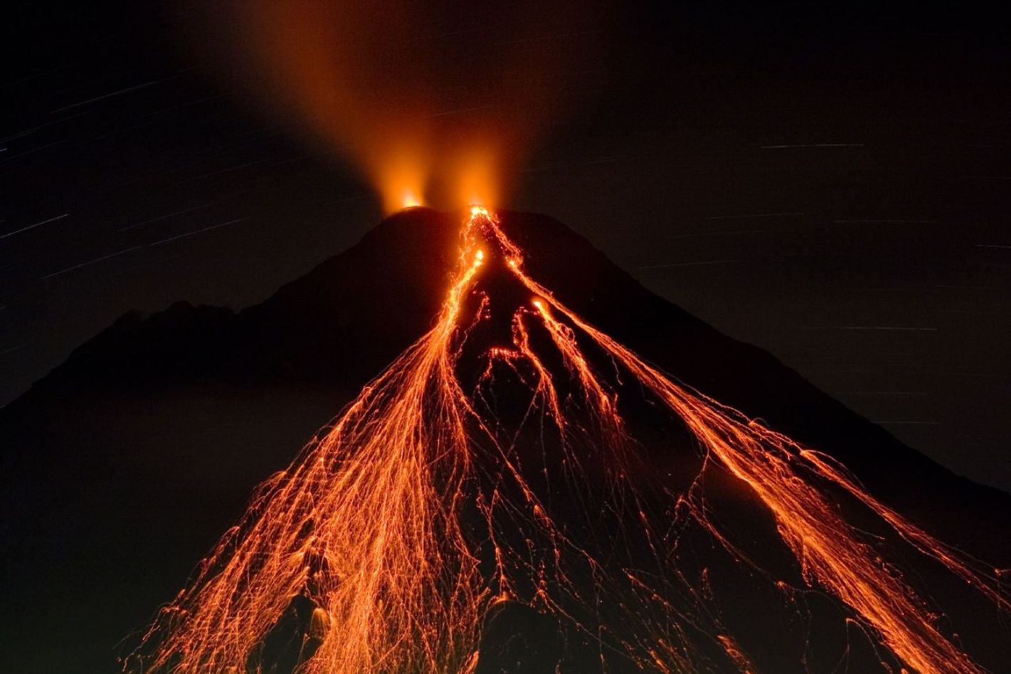 L'activité volcanique et la fonte des glaces sont deux phénomènes liés qui façonnent notre planète. Ici, l'Arenal, un volcan situé au Costa Rica, en éruption. C'est un jeune stratovolcan puisque sa première éruption s'est produite il y a 7.000 ans, ce qui fait même de lui le volcan le plus jeune du pays. © Matthew G. Landry, Wikipédia, CC by 2.5