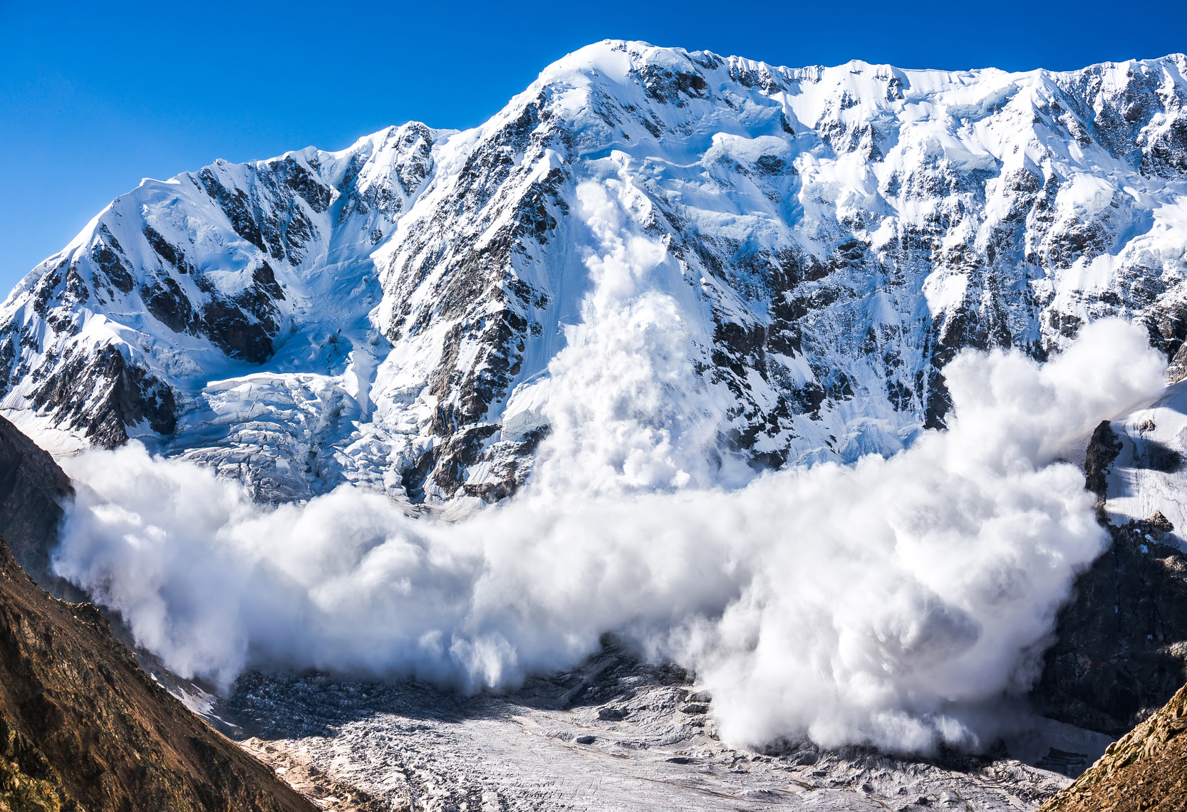 Une avalanche dans le Caucase. Un tel écroulement peut être déclenché par une surcharge de skieurs. © cm, Fololia