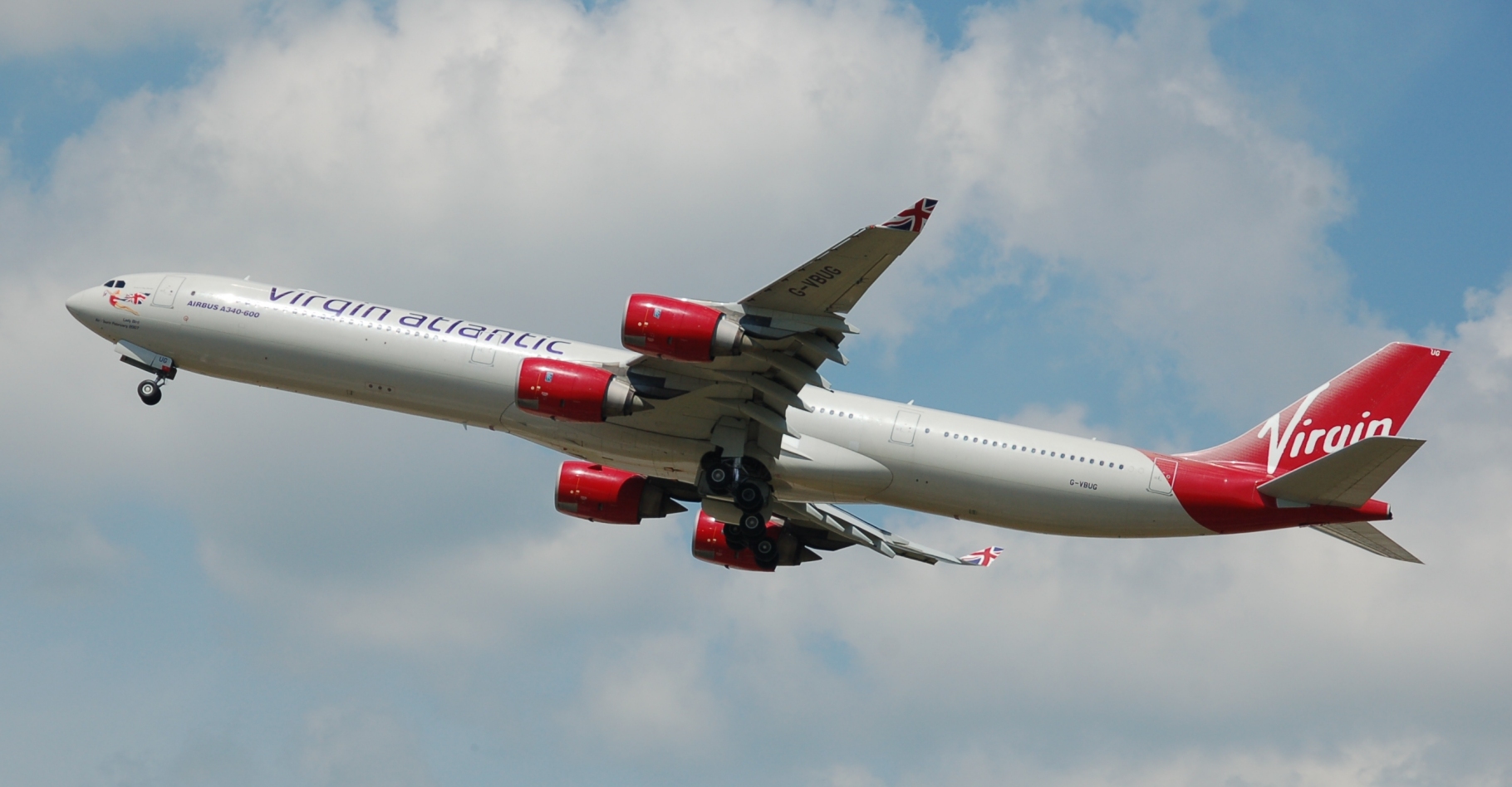 La compagnie Virgin Atlantic (dont on voit ici un Airbus A340-600), partenaire du projet, espère tester ce carburant l'an prochain. © Aero Icarus, CC BY-SA 3.0
