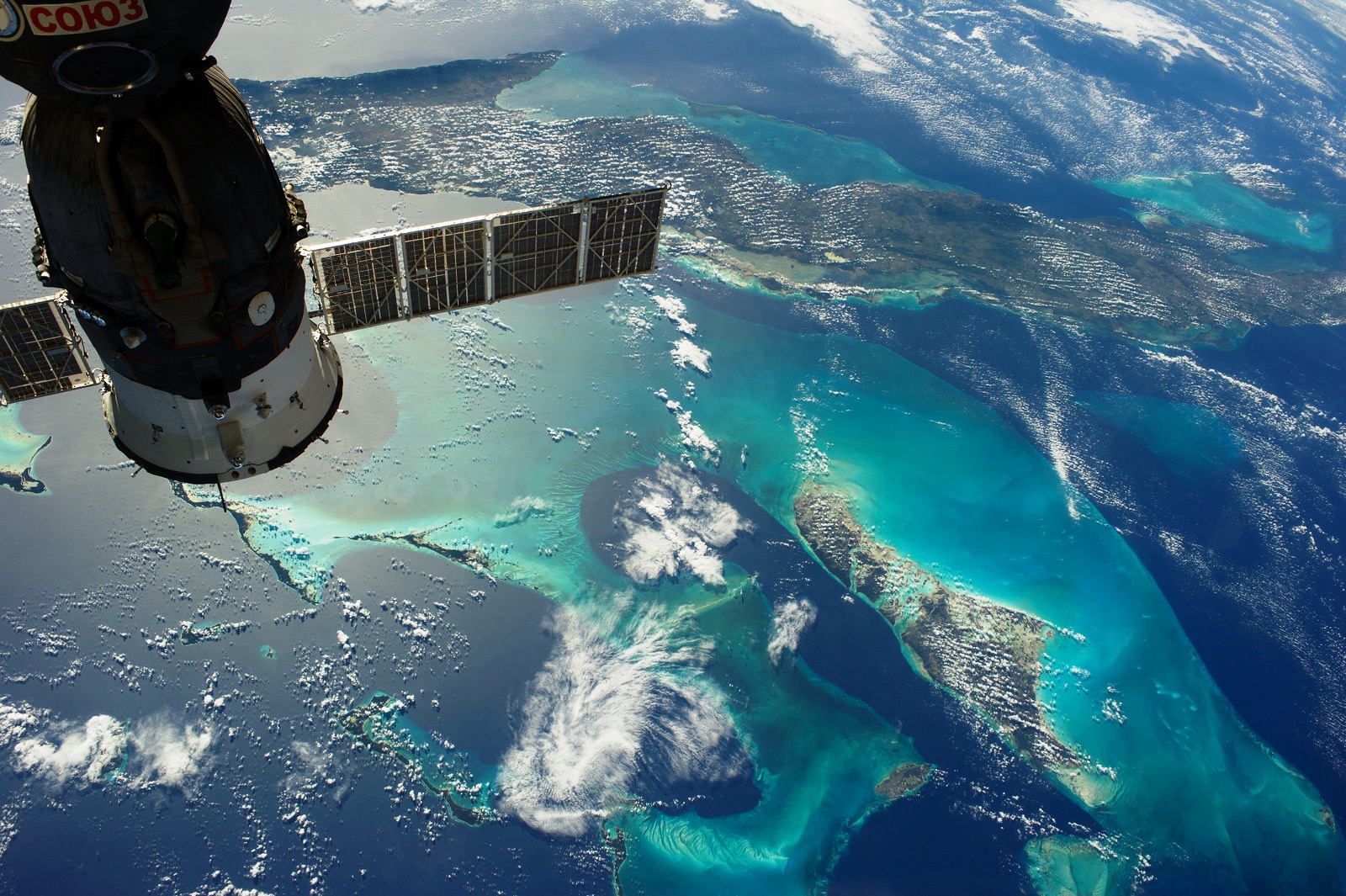 Sur cette photographie prise depuis la Station spatiale internationale on voit en haut Cuba et en bas à droite le Grand Banc des Bahamas. Un cargo russe connecté à l'ISS est visible en haut à gauche. © Nasa